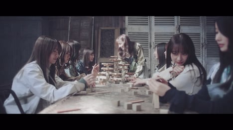 乃木坂46「アナスターシャ」ミュージックビデオのワンシーン。