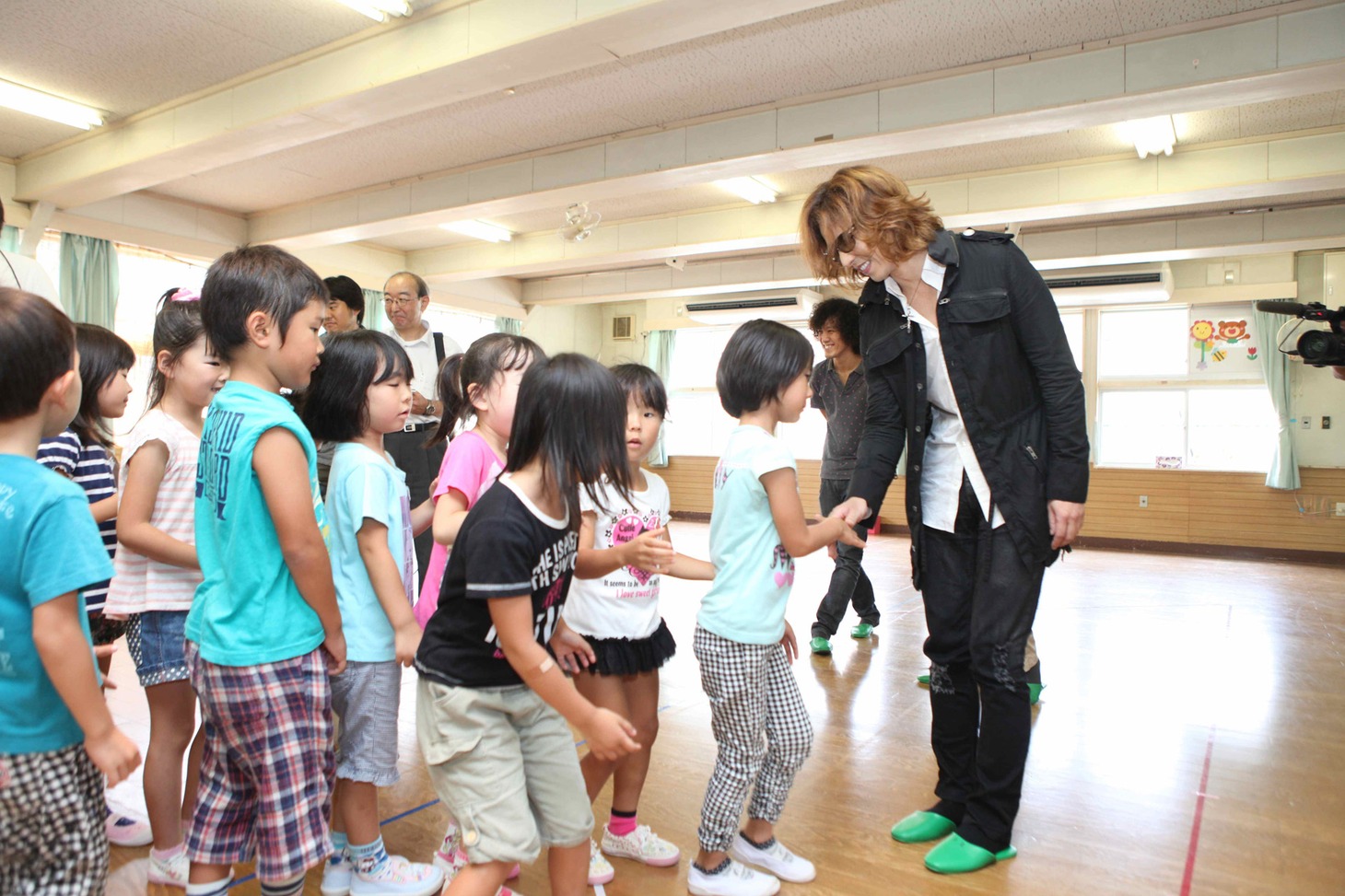 YOSHIKIのチャリティ活動の様子。