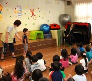 YOSHIKIのチャリティ活動の様子。