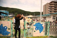 YOSHIKIのチャリティ活動の様子。