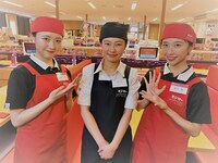 回転寿司店での仕事に挑戦した石田千穂（左）と薮下楓（右）。