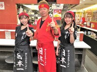 ラーメン店での仕事に挑戦した薮下楓（左）と石田千穂（右）。