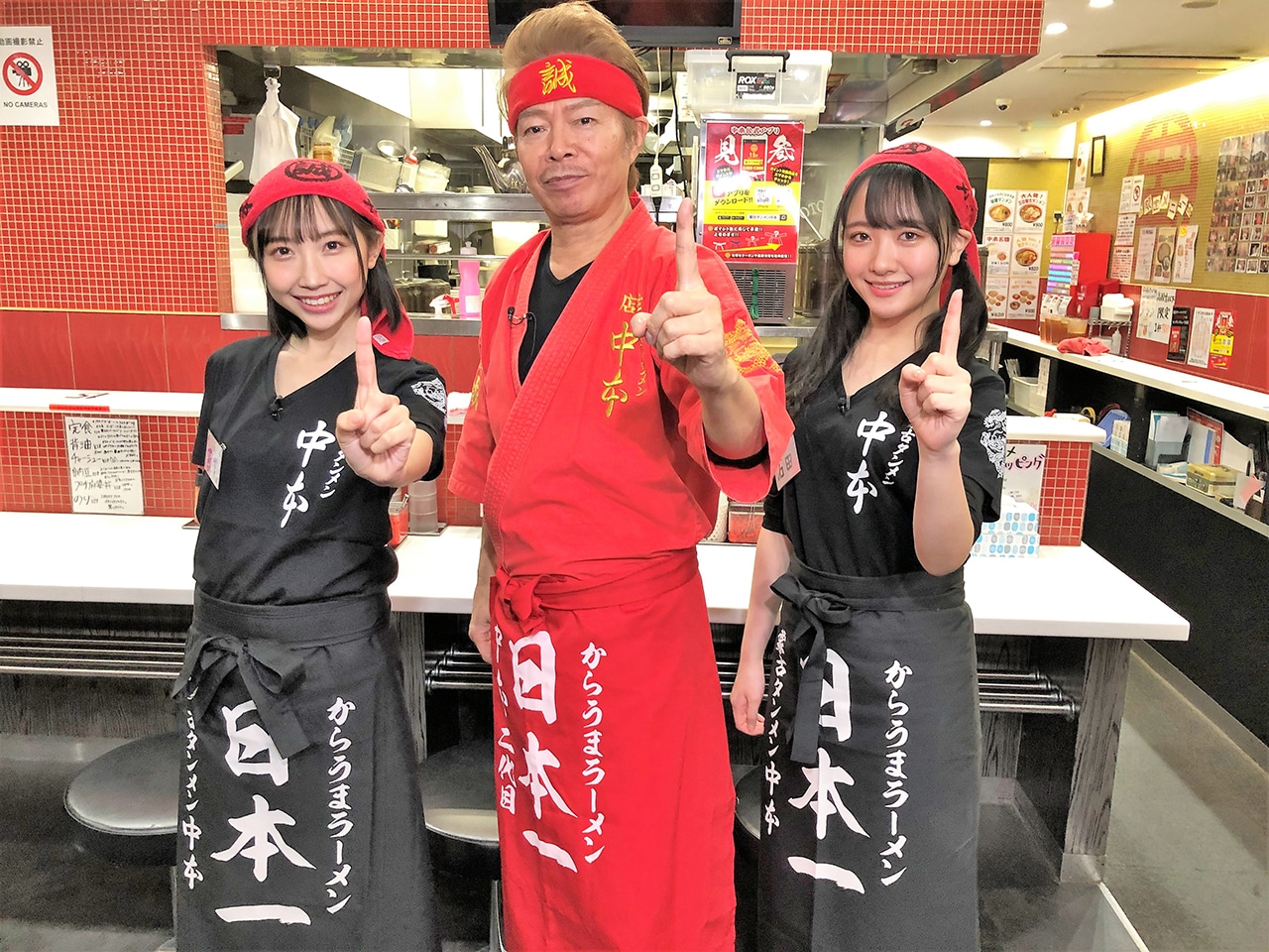 ラーメン店での仕事に挑戦した薮下楓（左）と石田千穂（右）。