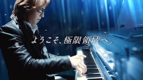 「『ワンダ』X-BITTER ブラック」新CM「意外な演奏編」のワンシーン。