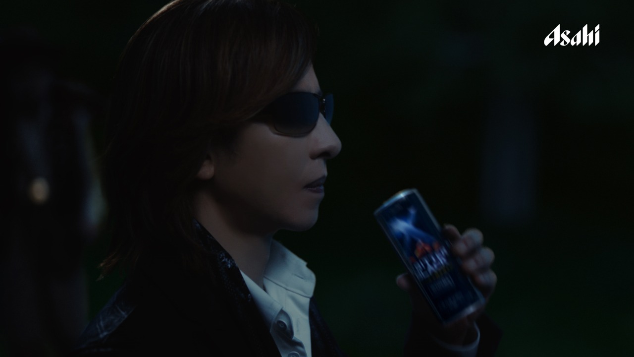 「『ワンダ』X-BITTER ブラック」新CM「意外な演奏編」のワンシーン。
