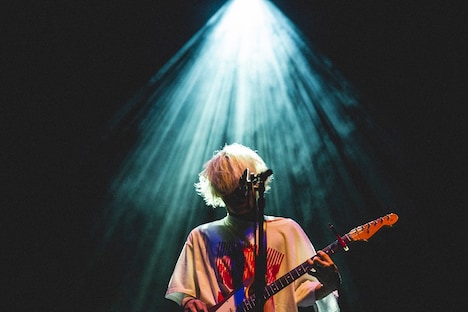 秋山黄色「登校の果て.W」の様子。（写真提供：エピックレコードジャパン）