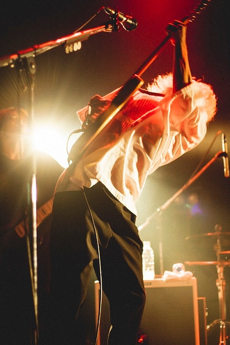 秋山黄色「登校の果て.W」の様子。（写真提供：エピックレコードジャパン）