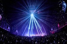 マカロニえんぴつ「マカロックツアーvol.8 ～オールシーズン年中無休でステイ・ウィズ・ユー篇～」より。（撮影：酒井大翼）