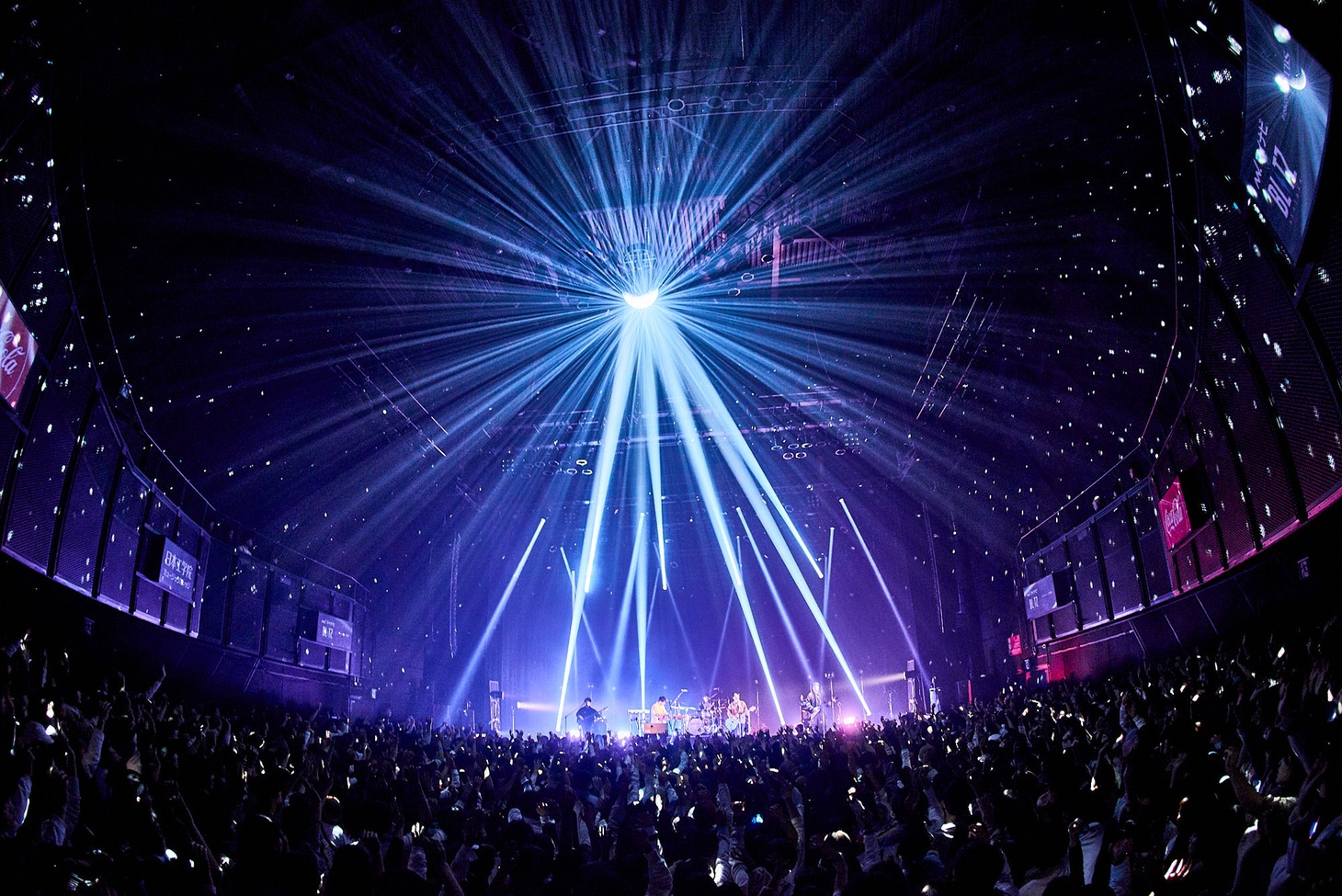 マカロニえんぴつ「マカロックツアーvol.8 ～オールシーズン年中無休でステイ・ウィズ・ユー篇～」より。（撮影：酒井大翼）