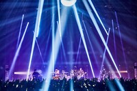 マカロニえんぴつ「マカロックツアーvol.8 ～オールシーズン年中無休でステイ・ウィズ・ユー篇～」より。（撮影：酒井大翼）