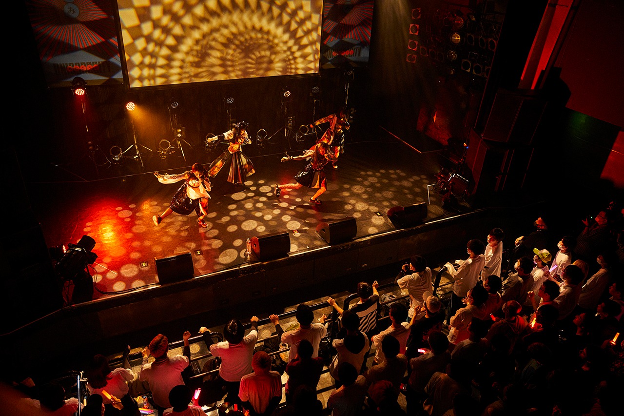 メガメガミの東京・TSUTAYA O-WEST公演の様子。