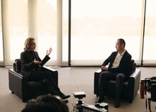 過去に行われたYOSHIKIと山中伸弥教授の対談の様子。