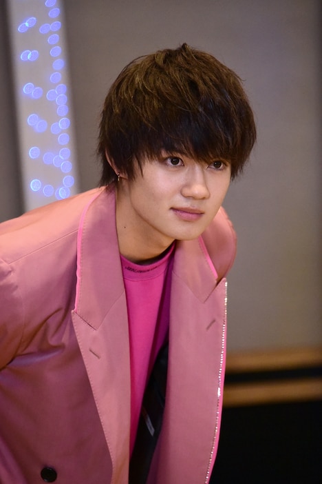 配信カメラを覗き込む佐野勇斗。