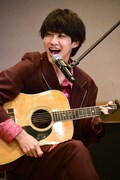 ギター演奏を披露した曽野舜太。