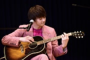 ギター演奏を披露した佐野勇斗。