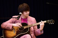 ギター演奏を披露した佐野勇斗。
