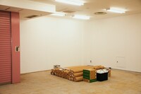 フロアに置かれた建築資材。2019年12月下旬から内装工事が始まる予定だった。