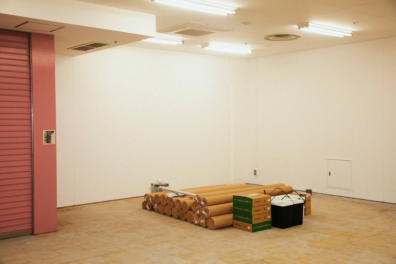 フロアに置かれた建築資材。2019年12月下旬から内装工事が始まる予定だった。