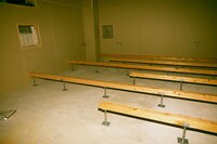 ステージ作りの様子。この木材はステージの土台となるもので、地面から30cmほどの高さで均等に並べられている。