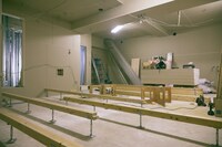 ステージ側から見るLIVE HAUSの店内の様子。壁全体に防音材を埋め込んだり、天井の配管を隠したりと工事が進み、コンクリートが剥き出しだった契約時に比べるとやや狭くなった印象。写真左端には、出演者用の楽屋が設置される。