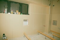 3月5日、壁の防音工事はほぼ完成。さらに1月末には剥き出しの状態だった壁のコンクリートはもう見えない。中央の壁の穴には防音資材が。