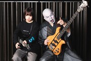 左からアユニ・D(BiSH、PEDRO)、鈴木研一(人間椅子)。