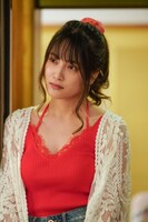 入山杏奈演じる藤原詩織。