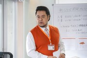 小手伸也演じる安倍課長。