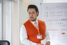 小手伸也演じる安倍課長。