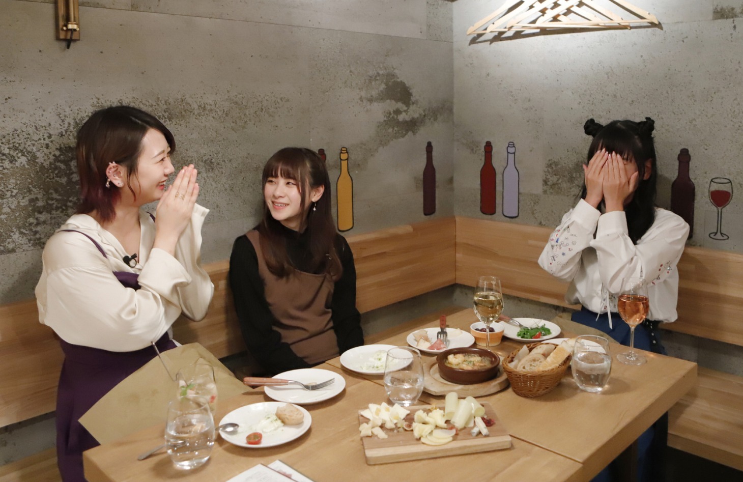 左から古畑奈和（SKE48）、前田佳織里、古川未鈴（でんぱ組.inc）。(c)VAP・BS日テレ・PONY CANYON