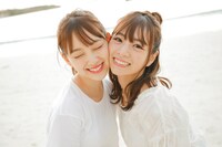 ニューカレドニアを訪れた堀未央奈と北野日奈子。