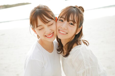 ニューカレドニアを訪れた堀未央奈と北野日奈子。
