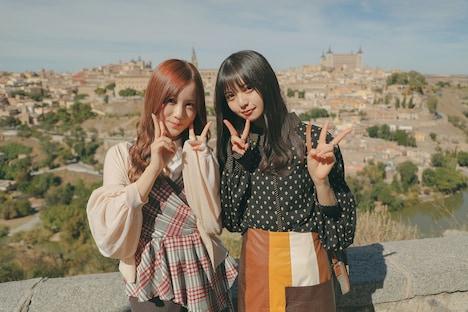 スペインを訪れた星野みなみと齋藤飛鳥。