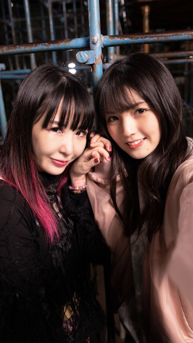 手をつなぐ大森靖子（左）と道重さゆみ（右）。