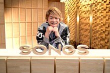 NHK総合「SONGS」に出演する香取慎吾。(c)NHK