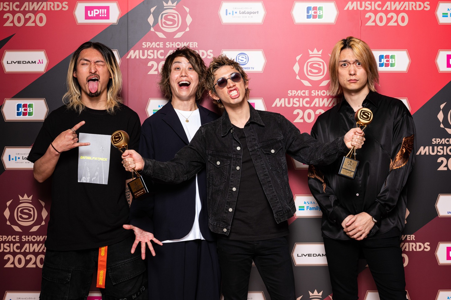ARTIST OF THE YEARとBEST GROUP ARTISTの2冠に輝いたONE OK ROCK。