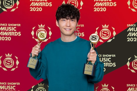 BEST INFLUENTIAL ARTISTとBEST COLLABORATIONの2冠に輝いた星野源。