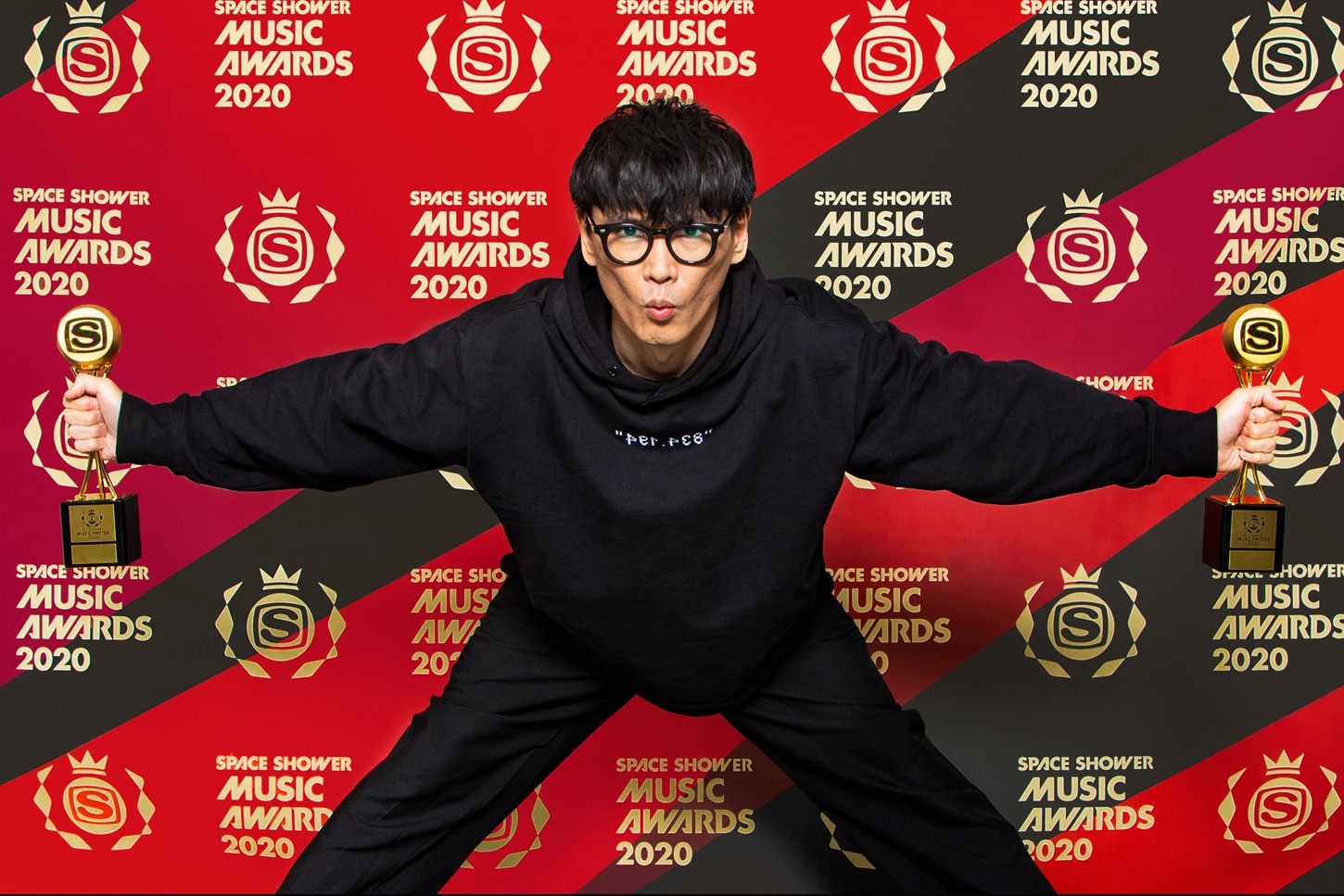 BEST LIVE PRODUCTIONとBEST CONCEPTUAL VIDEOを受賞したサカナクションより山口 一郎。
