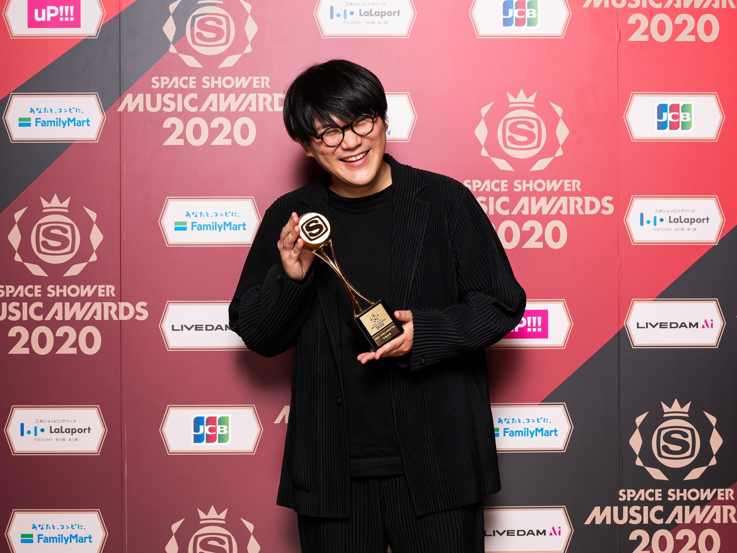 BEST VIDEO DIRECTORを受賞した林響太朗。