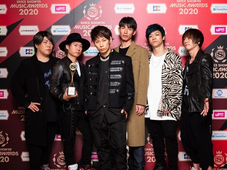 PEOPLE'S CHOICEを受賞したUVERworld。