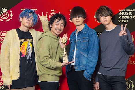 VIDEO OF THE YEARを受賞したBUMP OF CHICKEN。