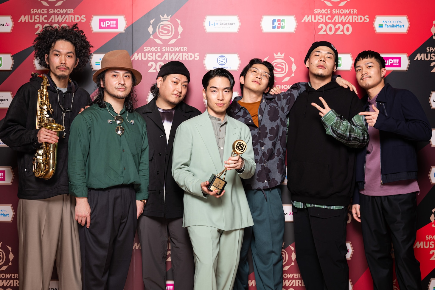 BEST BREAKTHROUGH ARTISTに選ばれたSIRUP（写真中央）。
