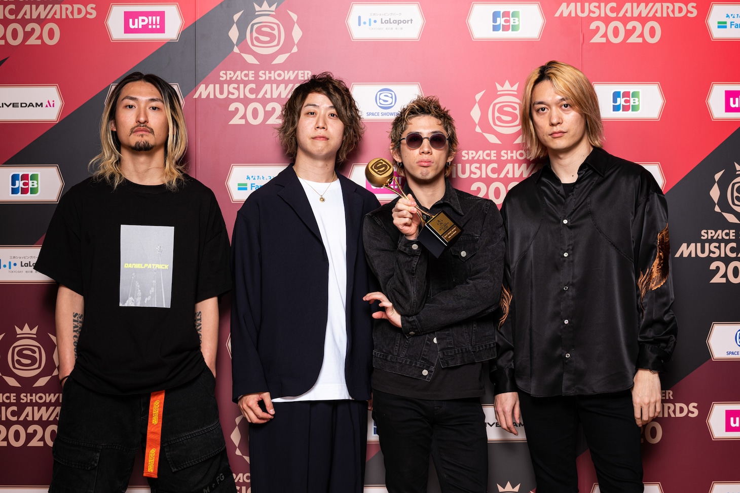 ARTIST OF THE YEARとBEST GROUP ARTISTの2冠に輝いたONE OK ROCK。