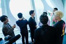 ドバイ・フレームを訪れたGENERATIONSメンバー。（撮影：荒金大介）