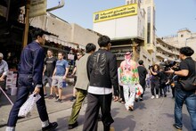 ドバイ・オールド・スークを歩くGENERATIONSメンバー。（撮影：荒金大介）