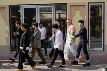 ドバイ・オールド・スークを歩くGENERATIONSメンバー。（撮影：荒金大介）