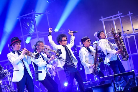 東京スカパラダイスオーケストラと奥田民生。