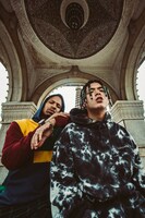 左からエイケイ・ザ・セイヴィアー（The Underachievers）、Leon Fanourakis。