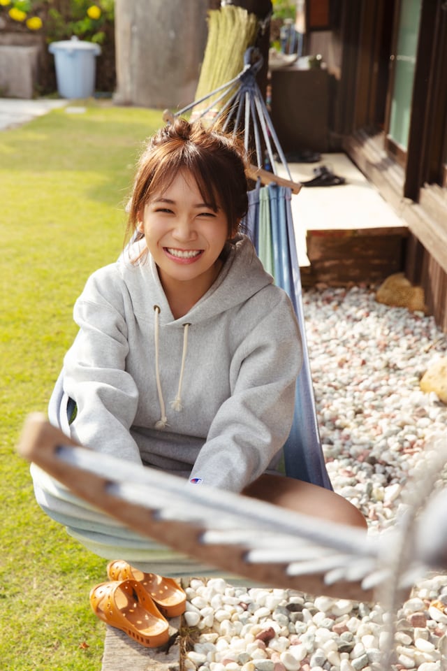 秋元真夏2nd写真集「しあわせにしたい」より。（撮影：倉本GORI）