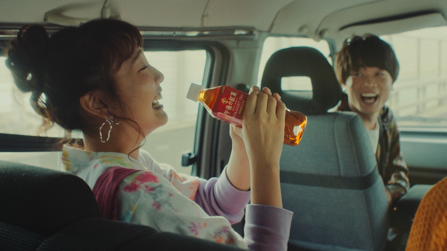 「キリン 午後の紅茶」新CM「きっと幸せは、さわれるくらい、そばにある。幸せの紅茶。」篇のワンシーン。